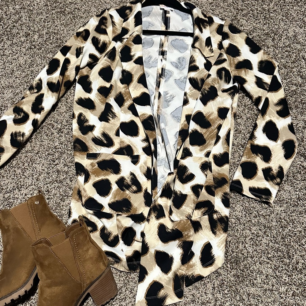 LulaRoe Gwen blazer animal print size small never worn